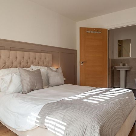 Modern 3 Bedroom House With Parking Bath Kültér fotó