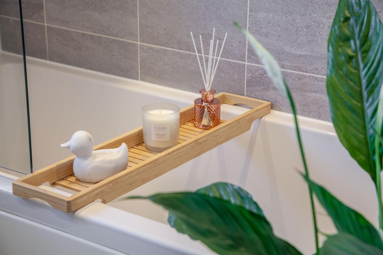 Modern 3 Bedroom House With Parking Bath Kültér fotó