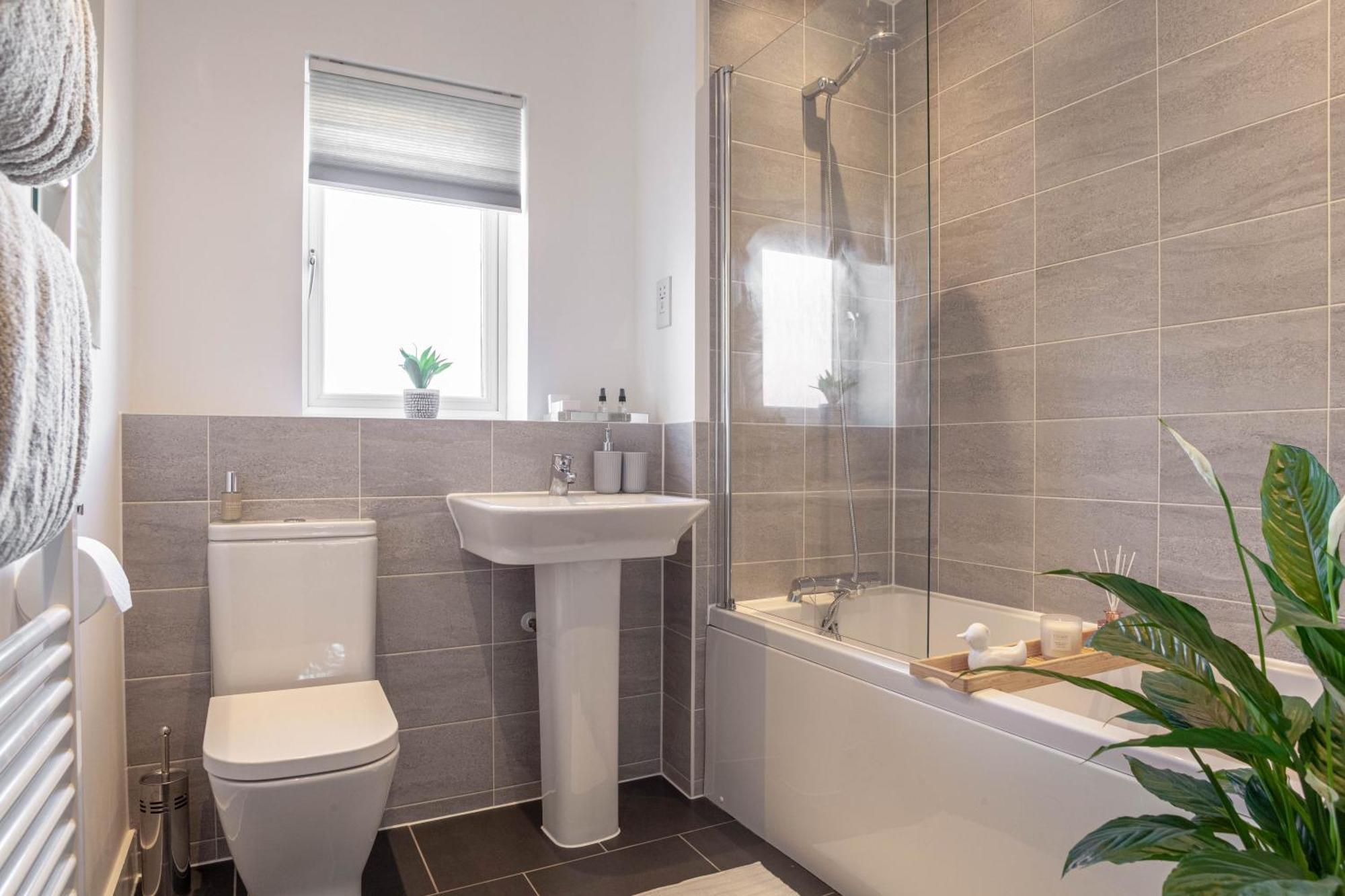 Modern 3 Bedroom House With Parking Bath Kültér fotó