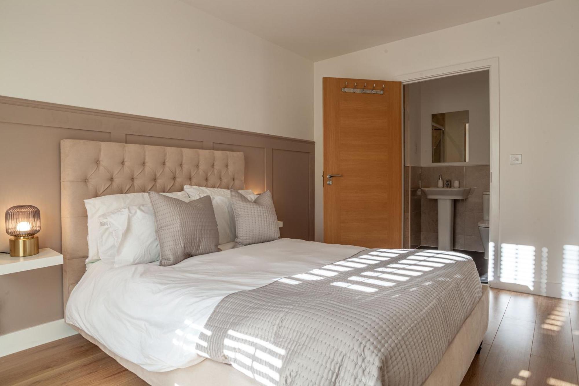 Modern 3 Bedroom House With Parking Bath Kültér fotó