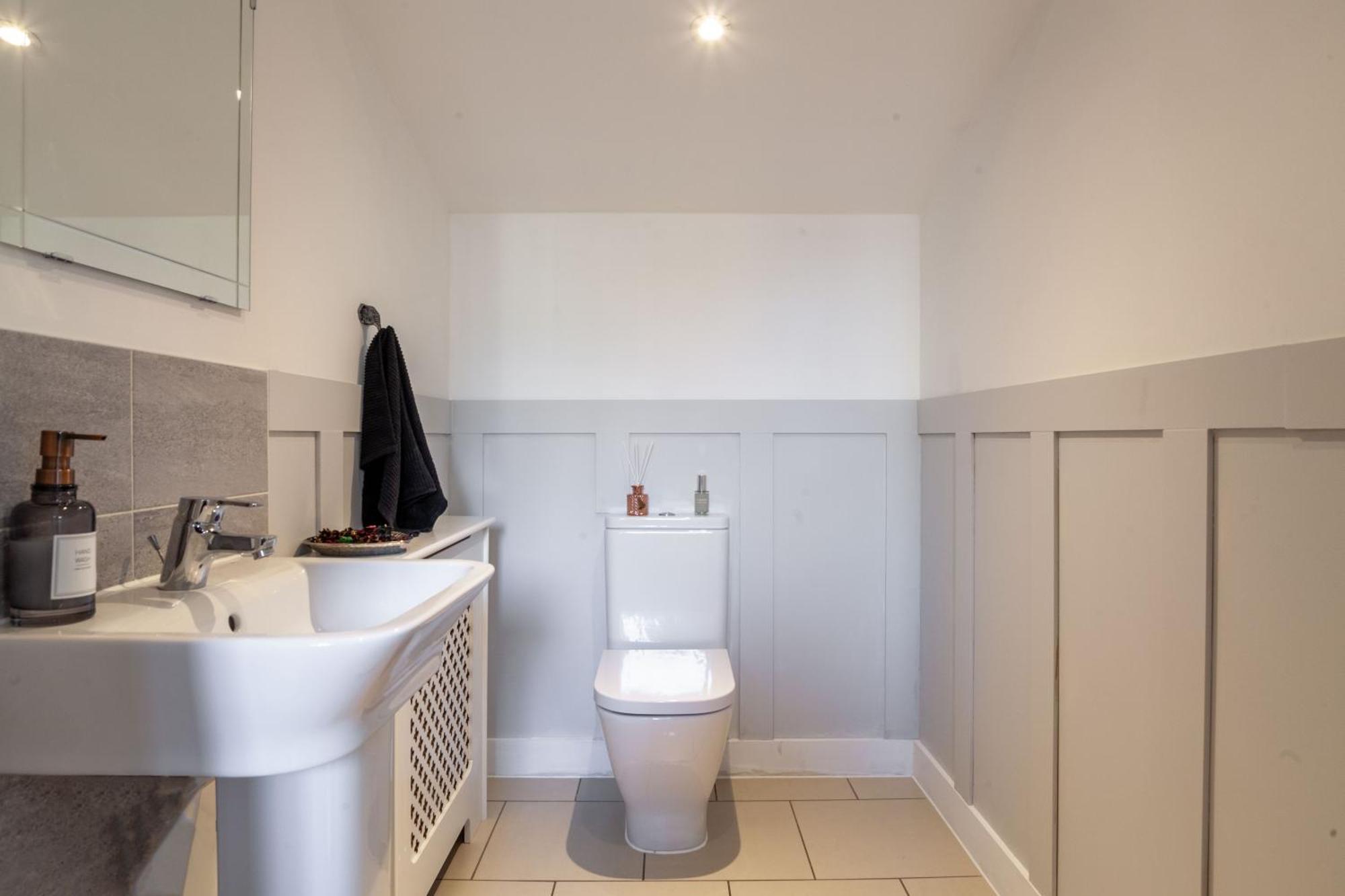 Modern 3 Bedroom House With Parking Bath Kültér fotó