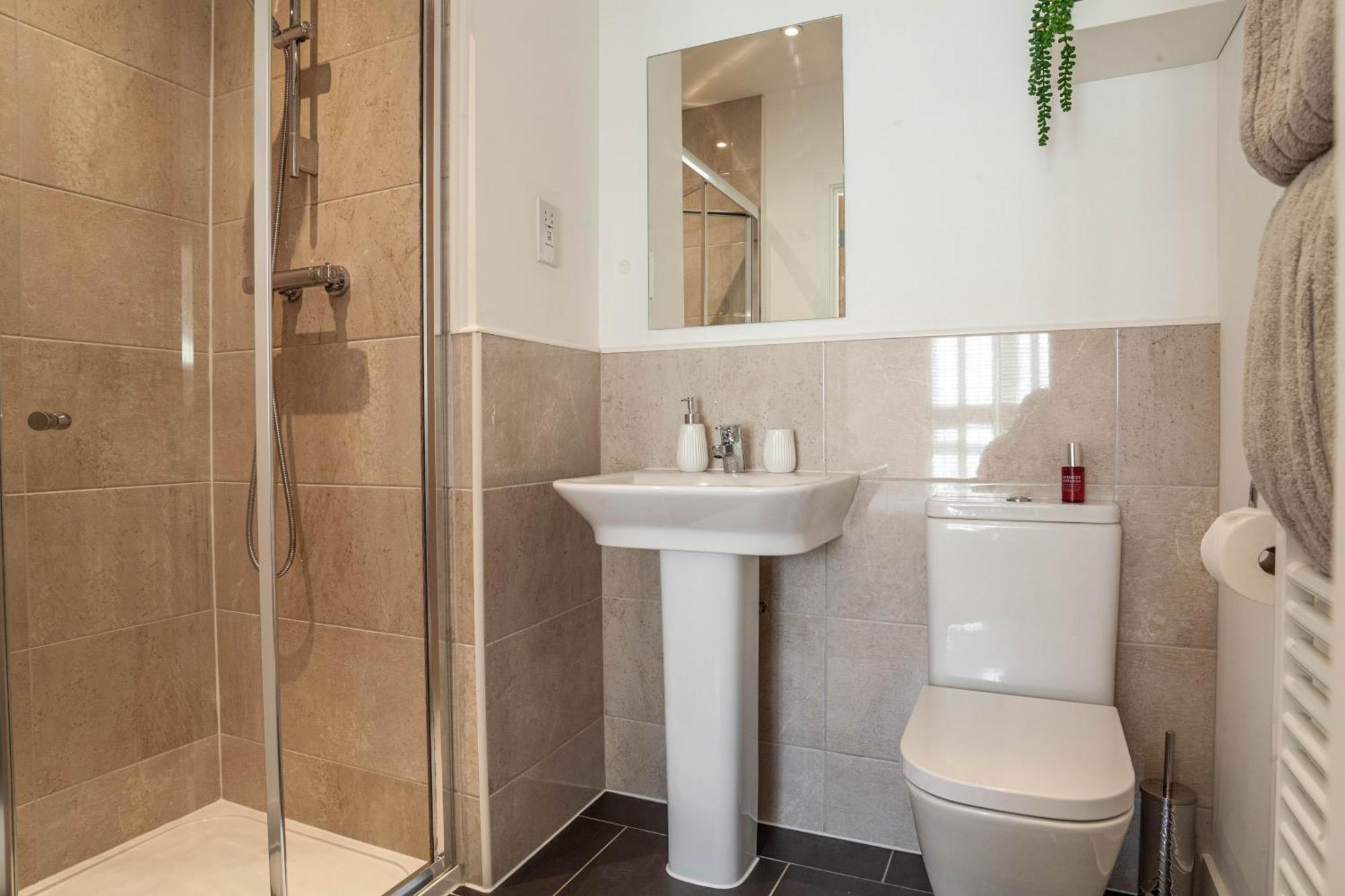 Modern 3 Bedroom House With Parking Bath Kültér fotó
